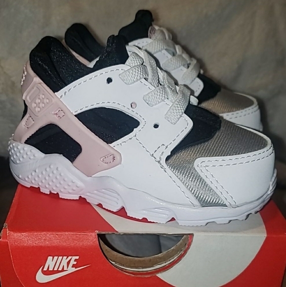 Infant Nike shoes - Picture 1 of 3